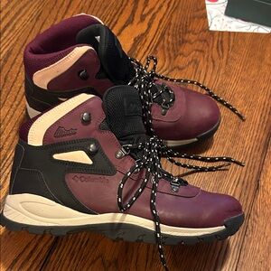 Columbia waterproof hiking boots lace up size 9.5 EUC purple black